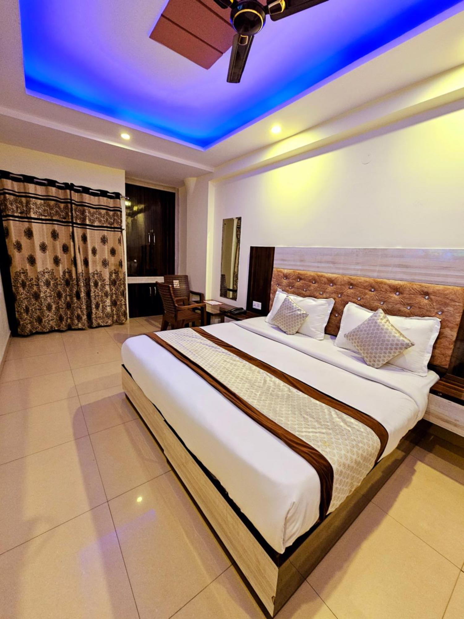 Hotel Crystal Inn Plaza Delhi Airport นิวเดลี ภายนอก รูปภาพ